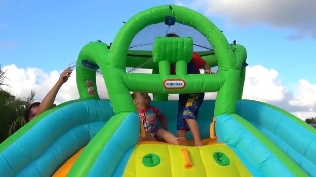 ДИАНА И РОМА - Диана и Рома играют на улице - Водные горки для детей!
