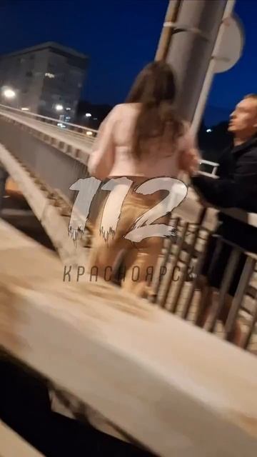 Водители спасли девушку от прыжка с Калининского моста в Красноярске