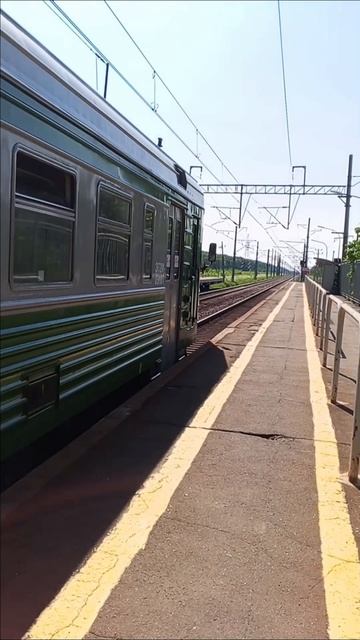 14 июня 2025. Именной электропоезд ЭТ2М-091 "Ижорский Батальон" в заводской окраске. Поповка