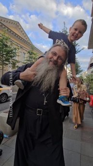 Чем меньше человек, тем меньше сила притяжения. Не раздувайтесь в своей значимости