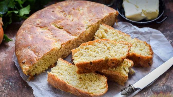 Очень хорош со сливочным маслом и сыром. ТВОРОЖНЫЙ ХЛЕБ С ЖАРЕНЫМ ЛУКОМ