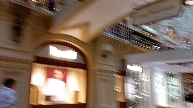 ГУМ.Красная площадь.Советское мороженое, большие очереди,киосков много.