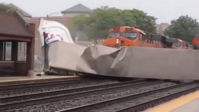 Проезд ПРОТАРАНИЛ ФУРУ и протащил её вперёд, повредив здание вокзала — случай из штата Иллинойс США