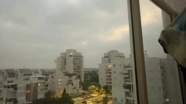 14-06-2025 Иранская ракета упала на жилой квартал в пригороде Тель-Авива.