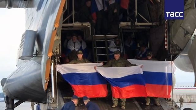 Наши после обмена вернулись домой. Самолет из Белоруссии приземлился в Москве.  С возвращением н...