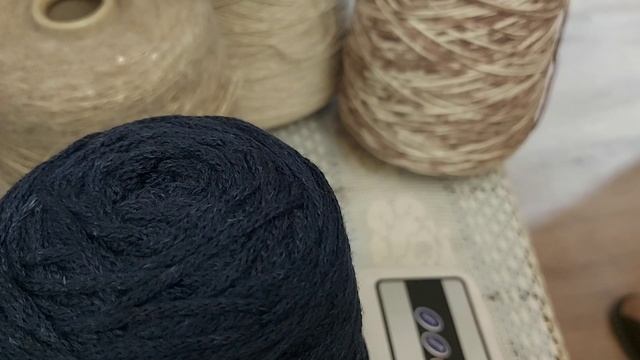 Что мне снег что мне зной,когда мои друзья со мной!Распакоака посылки с пряжей!
