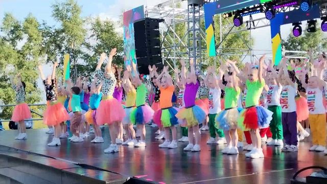 1-ая часть отчётного концерта. Танцует 💃 моя маленькая внучка. Танец с подушечками.