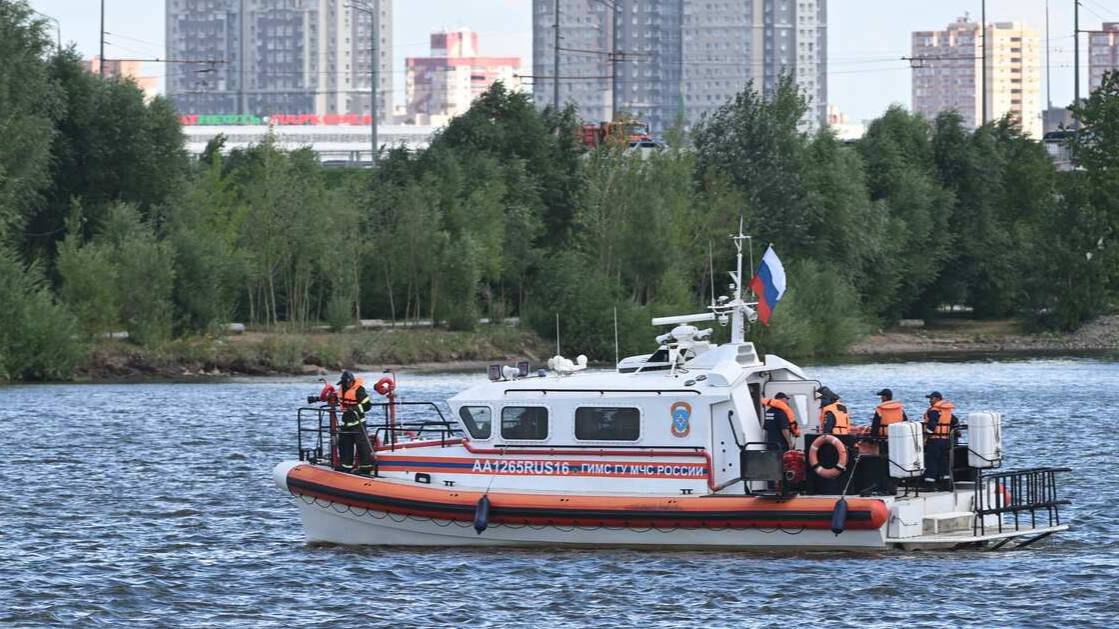 Троих мужчин на надувном матрасе унесло течением в Туве
