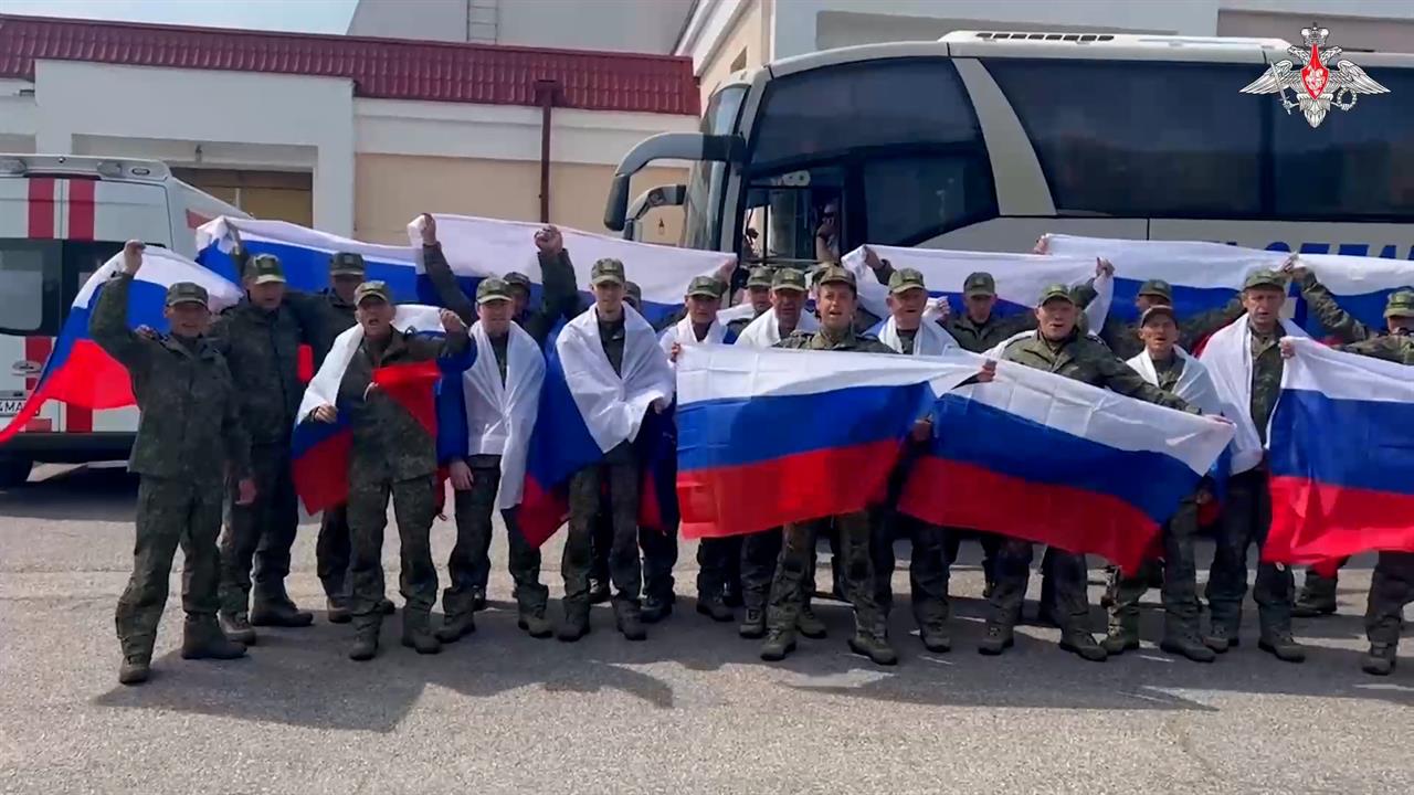 Еще одна группа российских военных вернулась с украинского плена: видео