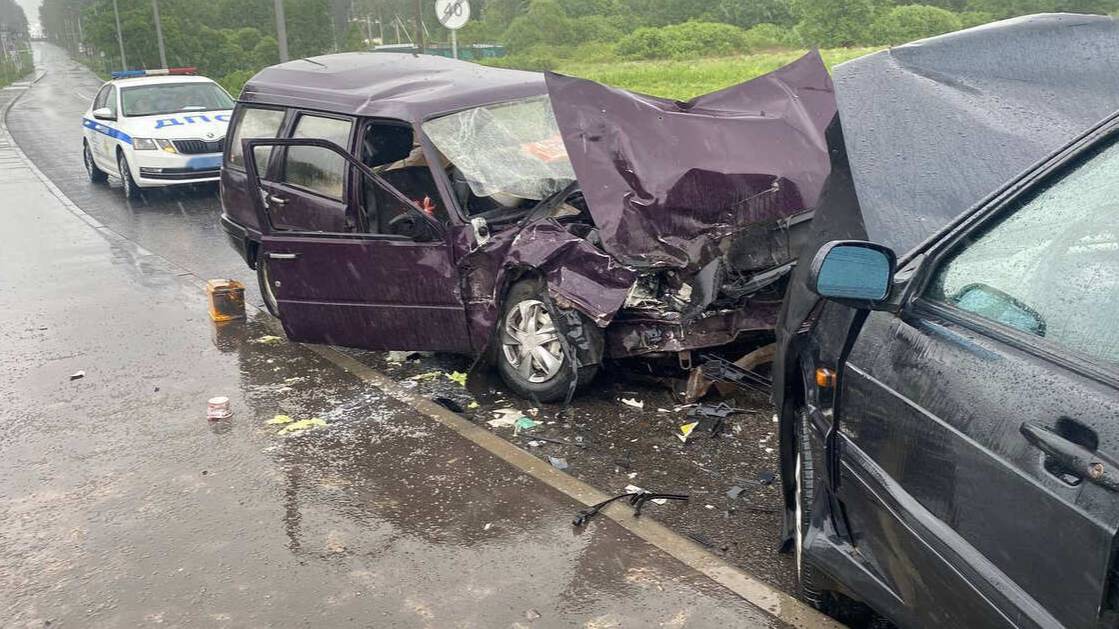 Три человека пострадали в лобовом ДТП на юге Москвы