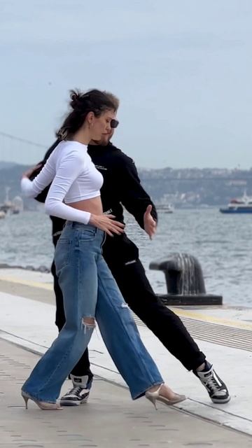Street Tango Павел Собирай и Мелисса Никсарли #танго #тангонуэво #неотанго #танцы #аргентинскоетанго