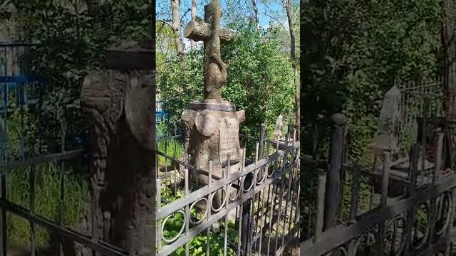 старинный крест на кладбище