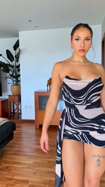 sRhQaxQv81s - This girl looks stunning in this dress #shorts