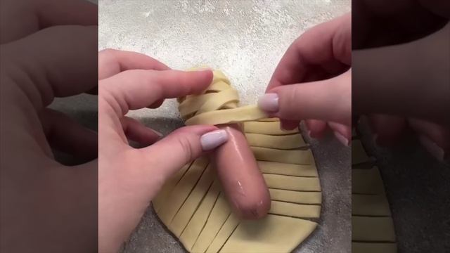 Красивые булочки с сосиской