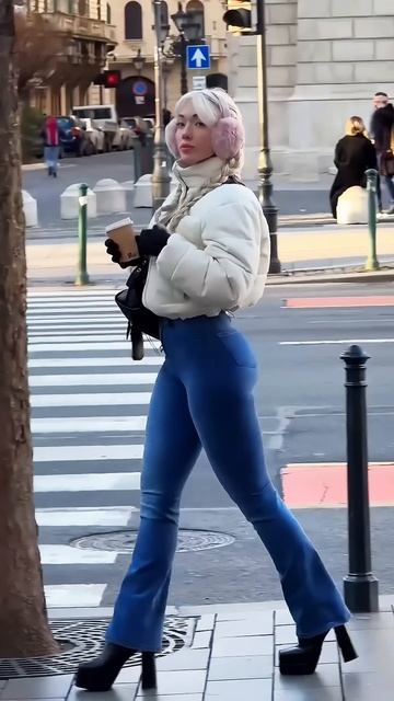 qp-sDSDD_Hk - These Fit Jeans look beautiful on this girl #shorts