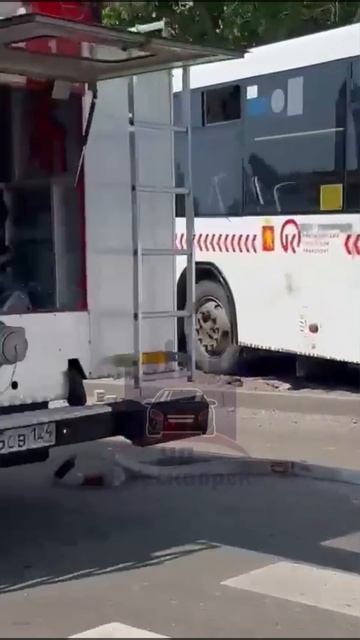 Автобус смял автомобиль такси в центре Красноярска
