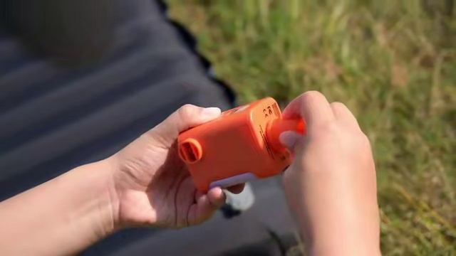 Aerogogo GIGA PUMP 5.0 — компактный и мощный портативный насос для надувания и сдувания.
