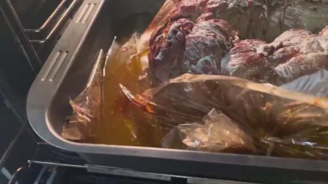 Просто Очень вкусный мясной рулет в духовке .  #мясо