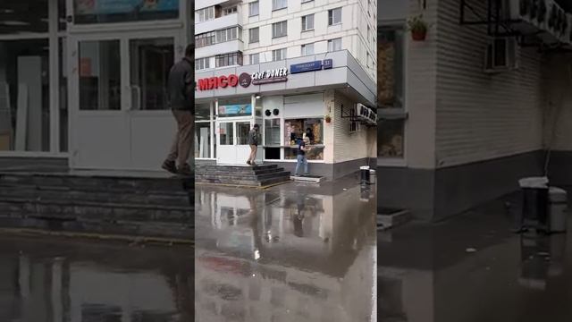 Хотите отличаться от других, делайте то,что не делает основная масса людей. Запишитесь в библиотеку.