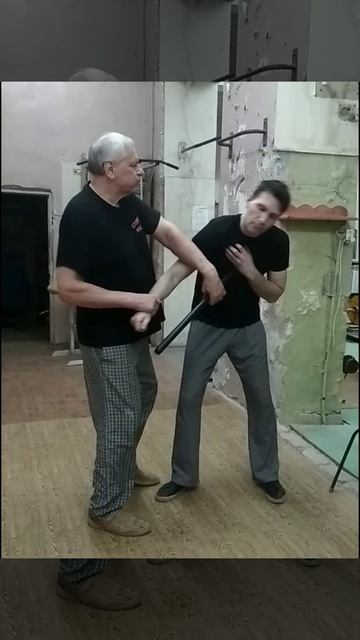 КОЛЮЩИЙ УДАР ПАЛКОЙ В ЛИЦО.ОТБОР,УДУШАЮЩИЙ ЗАХВАТ.