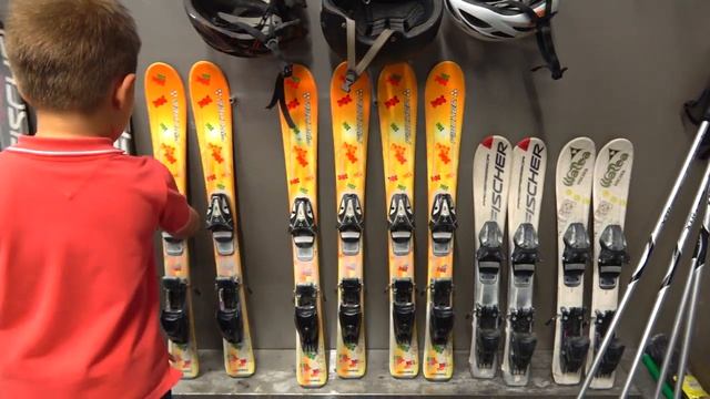 Рома и Диана Рома играет на крытой детской площадке с гигантскими игрушками и лыжным тренажером