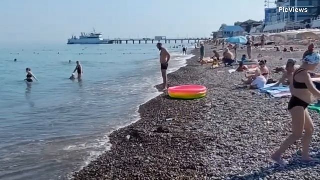 Сочи Лазаревское Центральный пирс сегодня 14 июня 2025. Обстановка на пляже. Чёрное море и погода