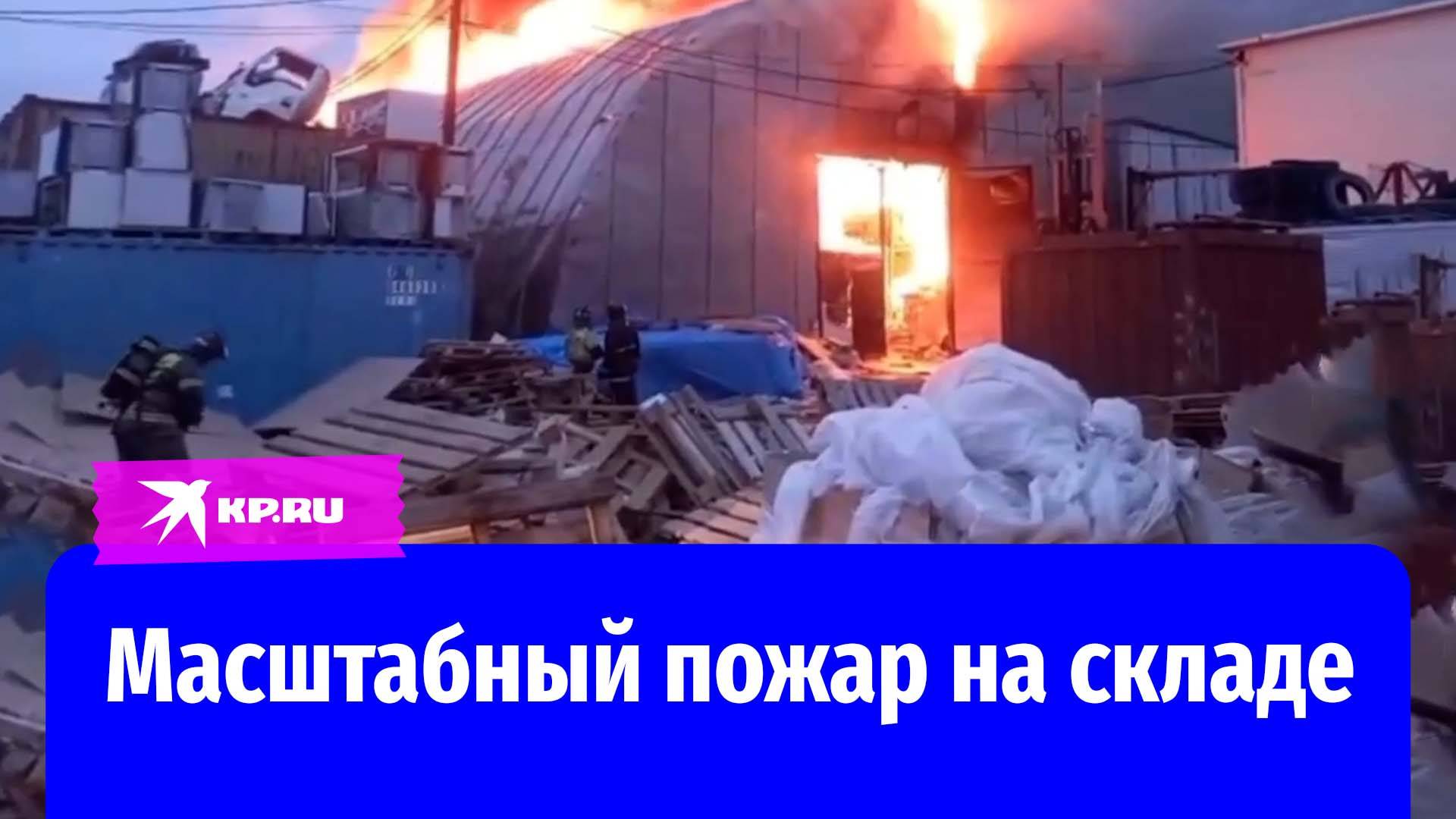 В Якутии тушат пожар на складе с бытовой продукцией на 500 квадратах