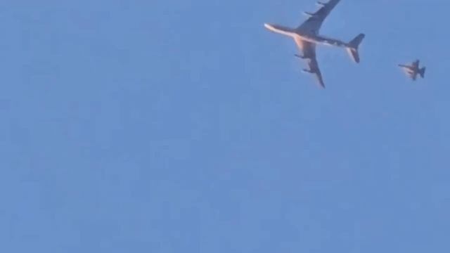 Американцы дозаправляют израильский F-16 в небе Сирии.