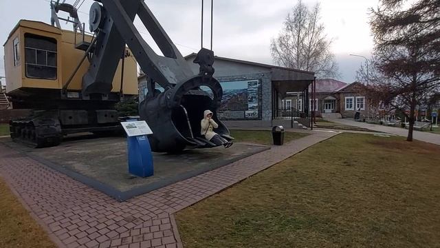 В ковше эксковатора на Кузбассе.
