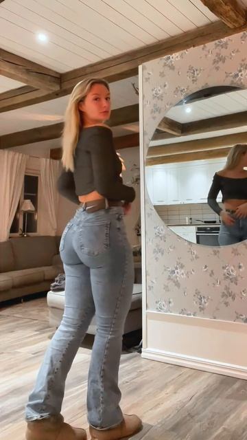ozQ7d2v5IgI - These Fit Jeans look beautiful on this girl #shorts
