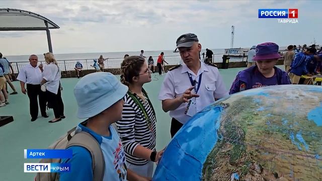 Участники юбилейной смены «Артека» учатся вязать морские узлы и передавать сообщения на азбуке Морзе