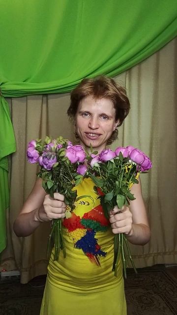 Мой муж нашёл на помойке цветы и подарил их мне.