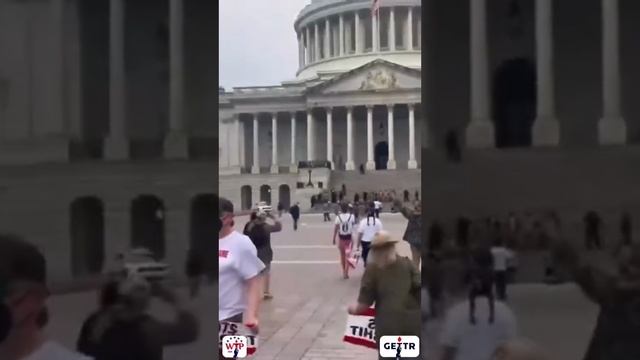 Вашингтон - протестующие на антитрамповском митинге прорвали ограждение и пошли на штурм Капитолия.