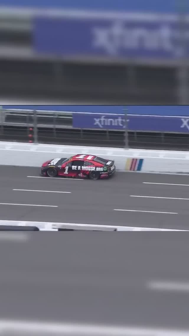 Пилот NASCAR использовал лайфхак из игры, что бы затащить :)