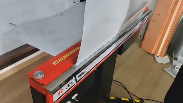 Модель Magnabend 2500 E - имеет длину загибающей б PRESS BRAKE PAN and box brake