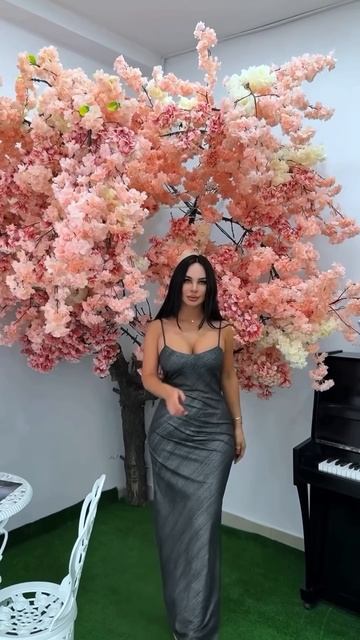 l97NUI0h1-8 - Gorgeous model in a glamorous long tight dress for the night #fashion  #style #outfit