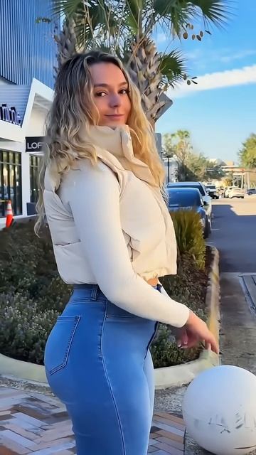 vaiaWSnvzAk - These Fit Jeans look beautiful on this girl #shorts