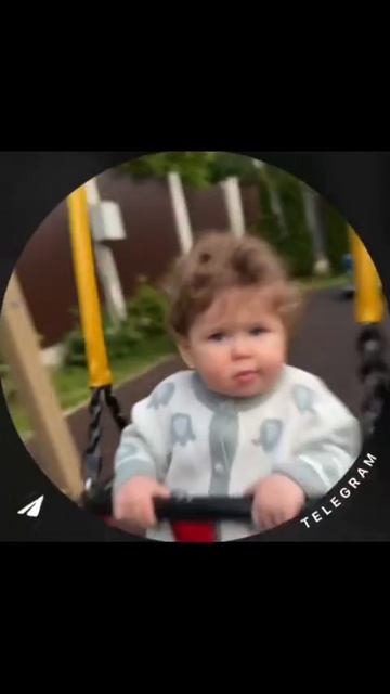 Капа: С булочкой на качели 💚