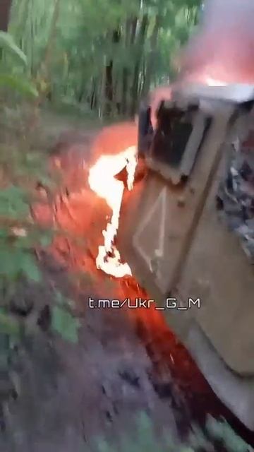 Догорающая ББМ HMMWV боевиков ВСУ