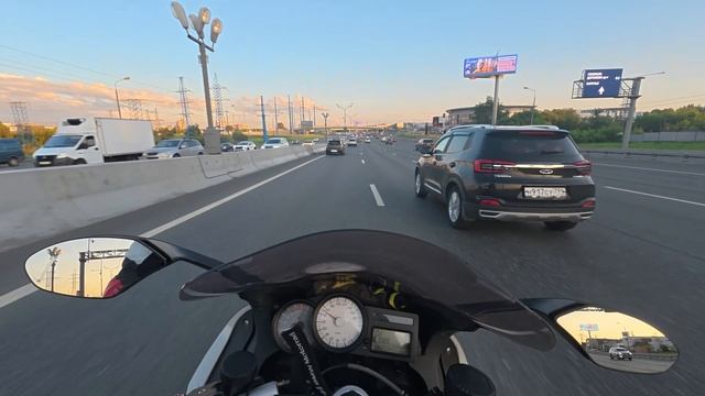 НУЖНО ЛИ ЕЗДИТЬ БЫСТРЕЕ ПОТОКА НА МОТОЦИКЛЕ?