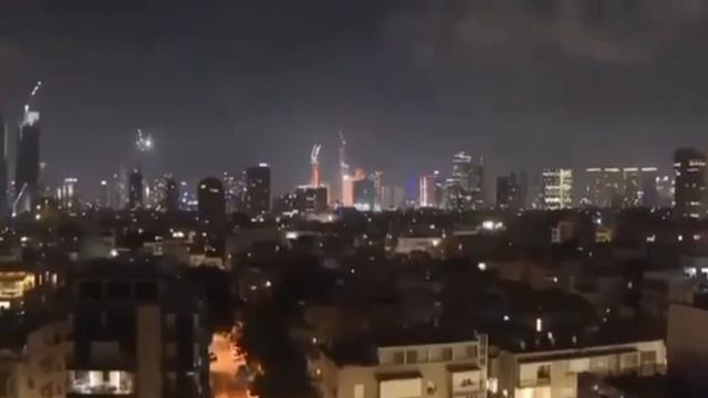 🇮🇷💥🇮🇱Иранская ракета ударила в 50-этажное здание в Тель-Авиве !!!
