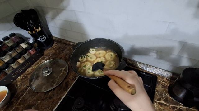 Оригинальный шедевр от Вики, вышло вкусно! Только сначала говорила с штруделем, потом с мантами)))