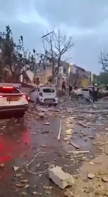 На месте одного из ракетных прилетов в районе Тель-Авива.