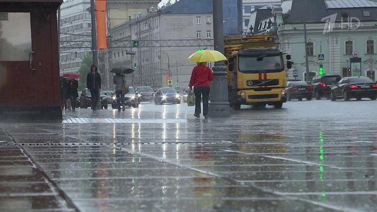 Штормы и смерчи обрушились на регионы, в Москве дожди и похолодание