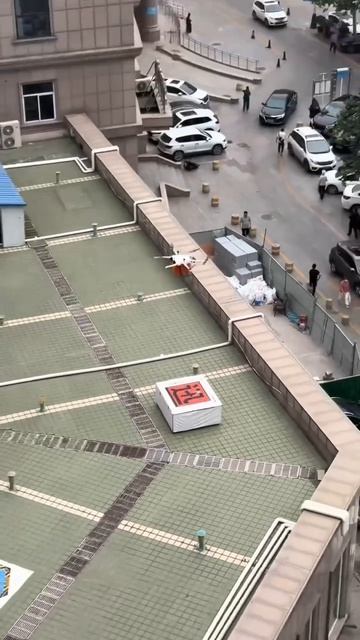 🇨🇳 Китай. В больнице в Шицзячжуане медсестры используют дроны для транспортировки образцов для тес