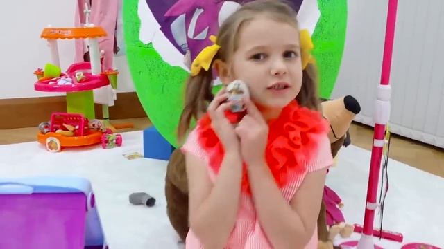Мисс Кэйти и Мистер Макс (Miss Katy) Кэти и Макс играют с игрушками в гигантских яйцах-сюрпризах