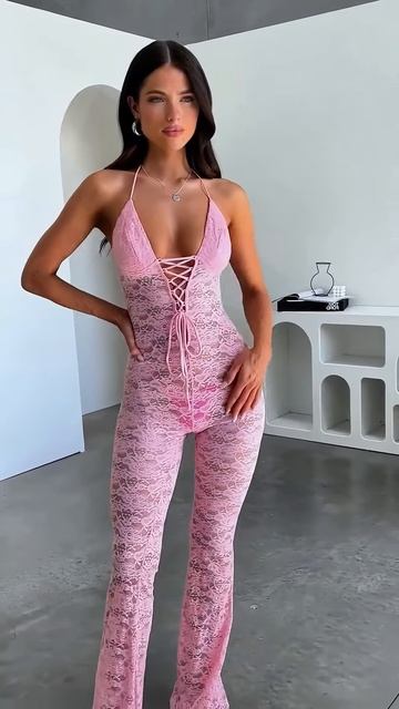 osDbr0-023c - This girl looks stunning in these outfits #shorts