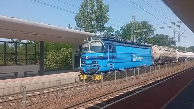 Электровоз Ламинатка с газовыми цистернами
