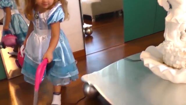 ДИАНА И РОМА - Диана и Рома играют в уборку дома