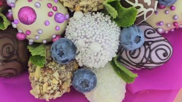 Букет 45 клубник в шоколаде с голубикой и мятой арт. 3705
